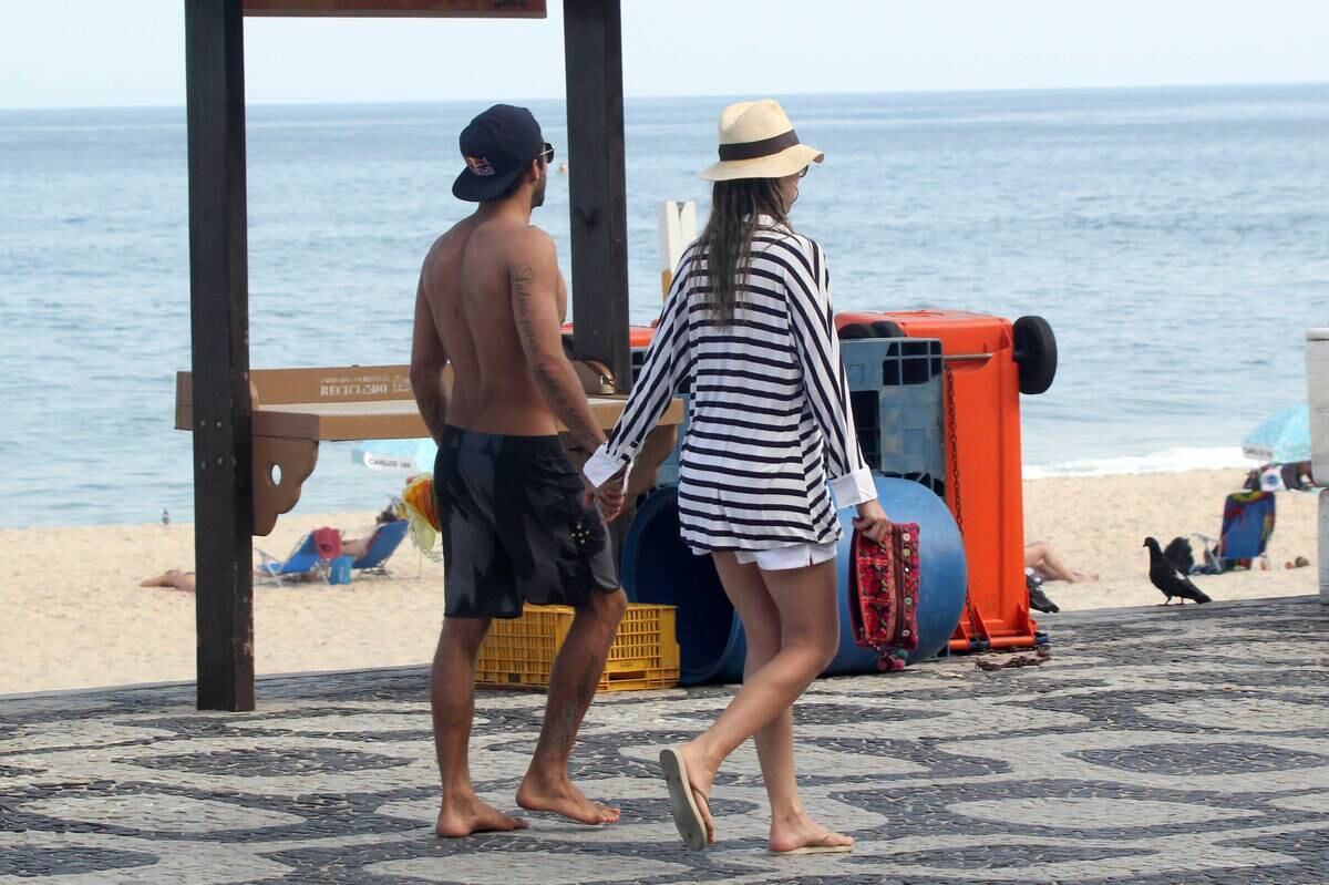 Casal aproveitou o bom tempo para da um mergulho no mar