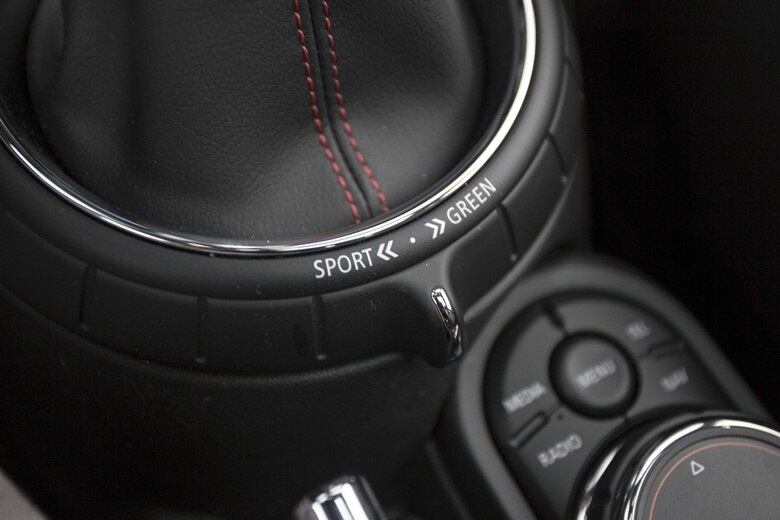 Na base do câmbio, o condutor pode escolher um dos três modos de condução (Green/Econômico, Mid/Normal e Sport)