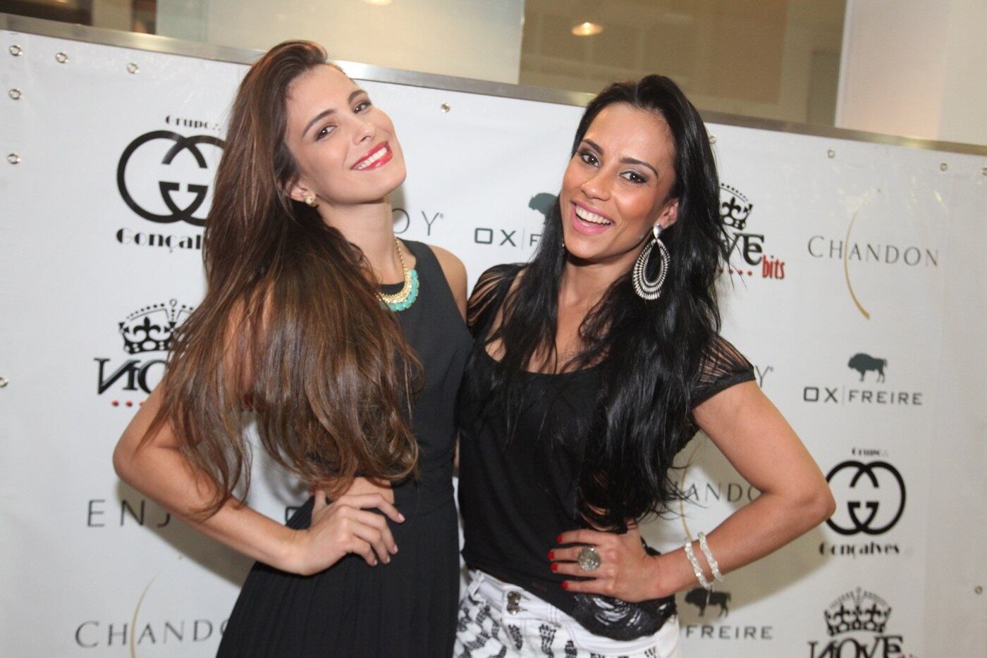 

As ex-BBBs Kamilla Salgado e Kelly
Medeiros causaram um verdadeiro alvoroço ao visitarem lojas do shopping Bom
Sucesso, em Guarulhos, no último sábado (26)

