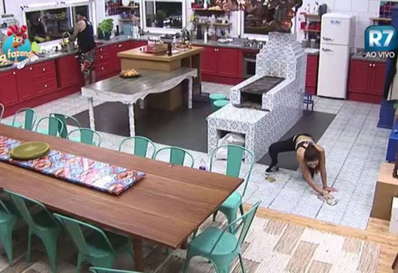 Ao que tudo indica, a cozinha foi um dos lugares em que a peoa
passou mais tempo. E
ela não tinha receio de limpar o chão e colocar a mão na massa

+ Aos prantos, Rayanne faz pedido a Douglas Sampaio: "Para de me dar gelo?"
+ "Estou infeliz há quase dez anos", desabafa Li Martins
+ Mara fica surpresa com declaração de Douglas Sampaio

