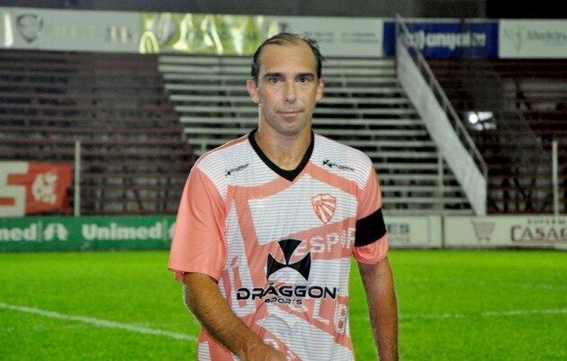 O veterano sempre foi alvo de brincadeiras da internet por conta de sua idade. Relembre uma série de memes de Paulo Baier que fizeram sucesso na web a seguir