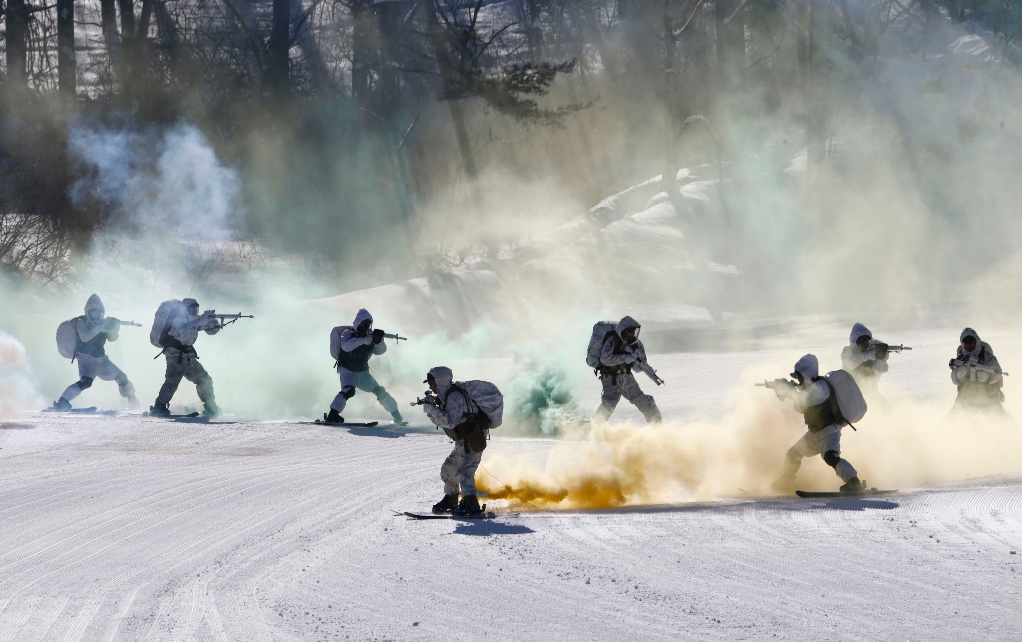 Militares americanos e sul-coreanos participam de treinamento na neve na Coreia do Sul