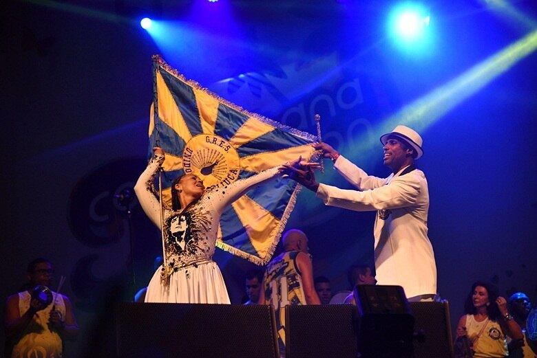 Passistas e porta-bandeiras dançaram para receber 2017