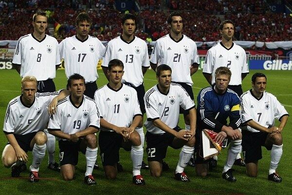 2002 - Alemanha x Brasil - Alemanha tetracampeã
O Brasil vai à Copa do Japão e da Coreia do Sul em busca do tricampeonato mundial, com Ronaldo e Rivaldo sendo decisivos no caminho até a final. Na decisão, porém, Oliver Kahn para a dupla brasileira e o jovem Klose recebe passe de Ballack para marcar o gol do jogo. É o quarto título alemão na história das Copas