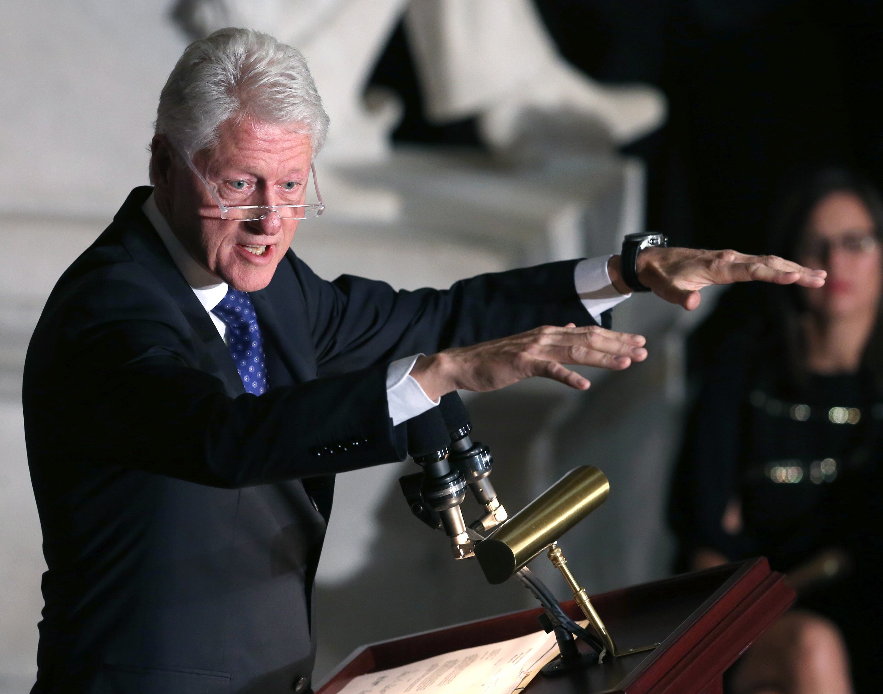 Três semanas depois, sob
pressão do promotor Kenneth Starr, mas também da Câmara dos Deputados de
maioria republicana, Clinton precisou provar, ao vivo na televisão, "seu
arrependimento".



Lágrimas
nos olhos, ele expressou seu "arrependimento" e "pediu
desculpas" para todo o país, durante um café da manhã com 125 líderes
religiosos do país.



Mas
foi apenas ao final de seu segundo mandato que o presidente americano conseguiu
se livrar de um impeachment