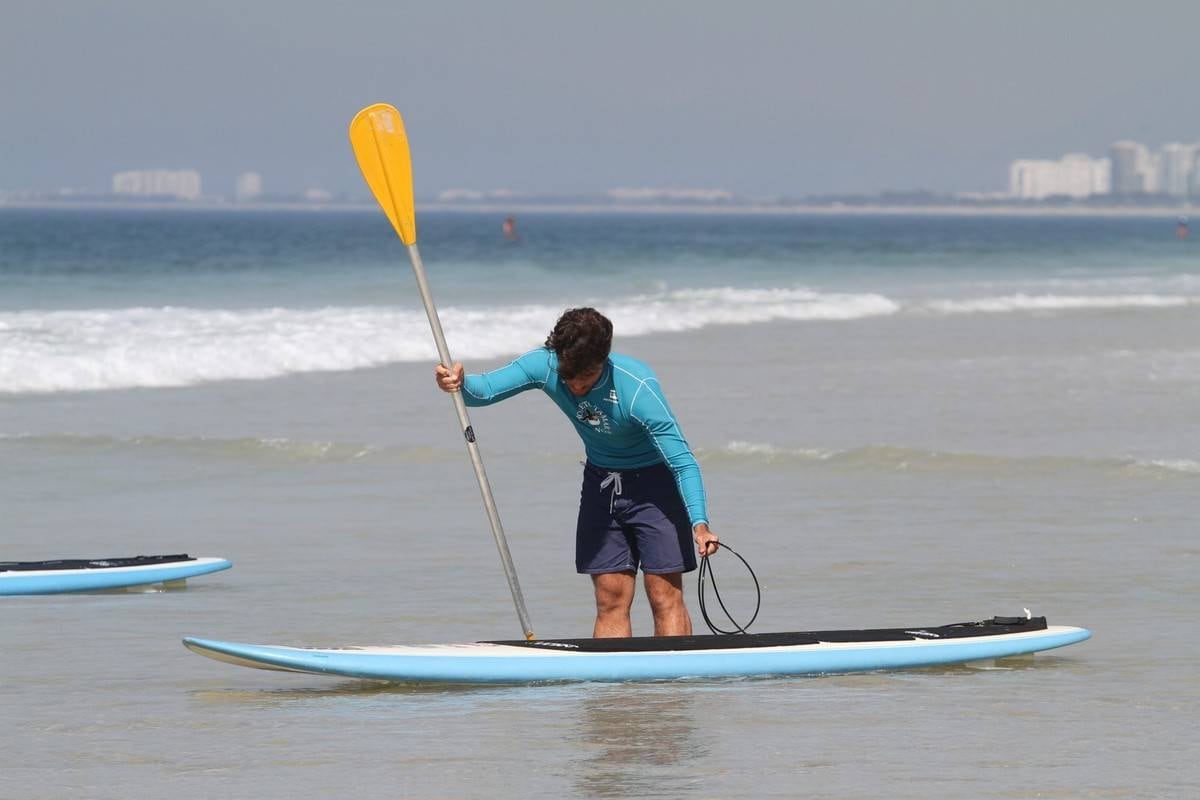 Bruno Gagliasso e Ricardo Pereira praticam stand up paddle na praia da Barra da Tijuca, no Rio