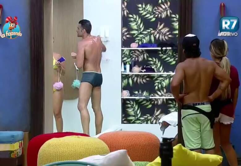 "Por quê? É claro que eu to olhando pra ele tomando banho", brincou Douglas apontando para JP

+ Leite condensado mata a fome de Thiago na madrugada
+ Thiago acorda de madrugada e caminha sem rumo pela sede
+ Edu K se aventura com os cavalos e acaba no chão
+ Mara diz para as outras peoas: "Isso aí é jogo sujo"
+ Veridiana tira os cabelos brancos de Marcelo Bimbi
+ Veridiana diz que se arrependeu de ter ficado com Marcelo
+ Edu K assume para peões que chegou em Li Martins
+ “Modelo vai para debaixo do edredom com capa de revista masculina”, Marcelo diz para Edu K
+ Em papo sobre mulheres, Marcelo Bimbi releva que já ficou com mais de mil
