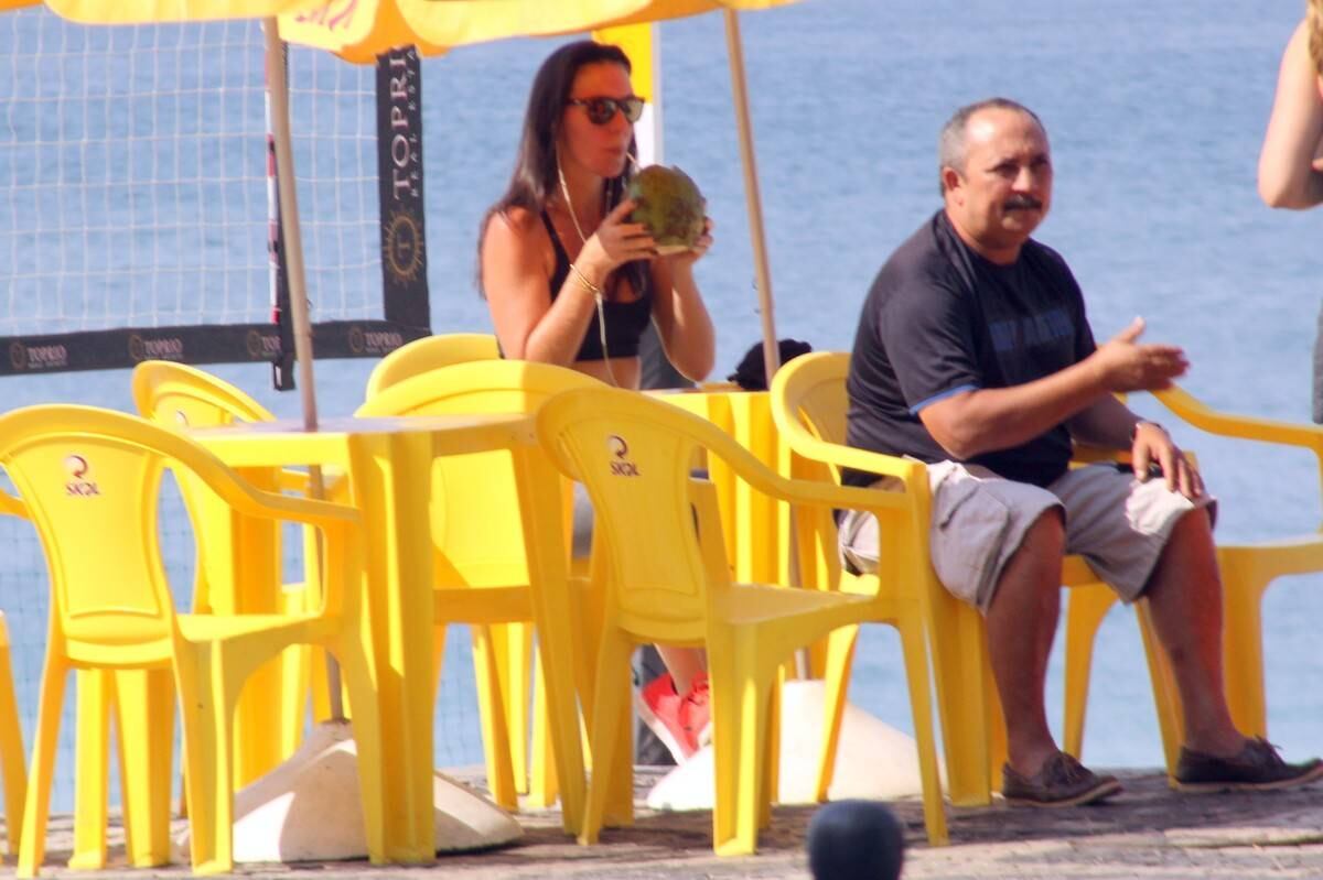Depois parou para tomar água de coco