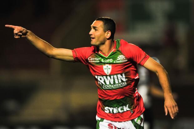 Nesta quarta-feira (4), a Portuguesa conquistou resultado importantíssimo
na briga contra o rebaixamento. Coma atuação segura e show de Souza e
Gilberto, a Lusa venceu por 2 a 1 no Canindé pela 18ª rodada do
Campeonato Brasileiro com direito a gritos de "olé" e afundou a Macaca
na crise.

A vitória rubro-verde começou a ser construída aos 40
minutos do primeiro tempo, quando Gilbero cobrou pênalti com categoria. O
centroavante voltou a marcar aos três da etapa complementar, chegou aos
seis gols na Série A e levou a equipe da capital aos 19 pontos na
tabela. Já os alvinegros de Campinas, descontaram com um golaço de falta
de Adrianinho, ficam com 15 na vice-lanterna e há cinco jogos sem
vencer.