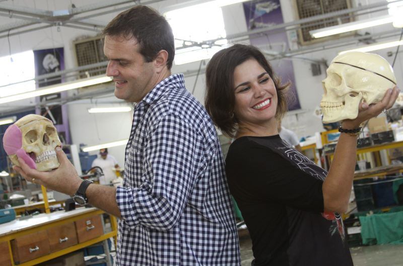 Segundo Fabiana, todo o lucro obtido nos primeiros anos do
projeto era reinvestido na empresa e hoje o faturamento anual da companhia é
de, aproximadamente, R$ 3 milhões. Apesar do sucesso, a empreendedora mantém os
pés no chão e afirma que a consciência e a precaução foram essenciais para a evolução
do negócio.

 

— A ideia não é se
basear no faturamento, mas na criatividade e em tudo que a gente fez. Isso abre
uma possibilidade de passar para as pessoas que com vontade, com persistência e
com criatividade você consegue multiplicar.



De acordo com a empresária, no início do projeto, foi
necessário “catequizar” os clientes para mostrar que a utilização de ossos artificiais
nesses nichos de mercado impedem problemas como a contaminação (que pode ser
causada pelo uso de ossos de porcos) e o sacrifício de animais para retirada dos
ossos