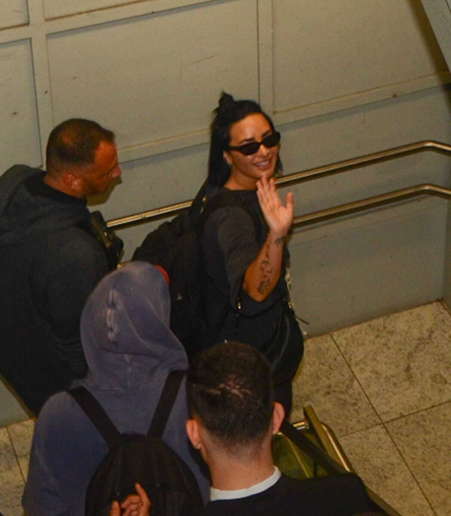 Simpática, Demi acenou para os fotógrafos enquanto deixava o local