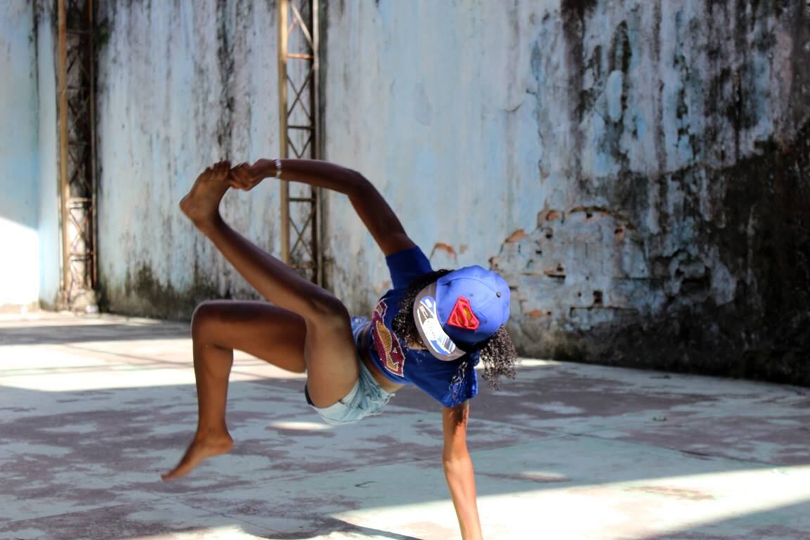 A febre do passinho também deve continuar a fazer sucesso no verão. Nascida nas comunidades do Rio, a dança traz a cultura popular do carioca. Para quem não sabe ainda como dançar, não precisa ficar triste. A Escola Livre do Passinho que iniciou suas atividades no Borel, vai passar a dar aulas em janeiro no morro da Formiga, na Tijuca. Segundo um dos fundadores da escola, Carlos E. Lucio, todos podem participar e sem pagar nada. A intenção é ensinar e reunir as pessoas. Carlos diz que o que o passinho tem de especial é “fazer essa união de pessoas, aonde tiver alguém dançando passinho vai ter sempre alguém pra parar admirar e bater palmas porque são lindos os movimentos”. Ele afirma ainda que "o passinho vai ser febre no verão porque o passinho é do Rio de Janeiro é da favela e é uma causa que todos abraçam e temos que legitimar esse movimento. Todo carioca quer aprender um pouco de passinho". 
