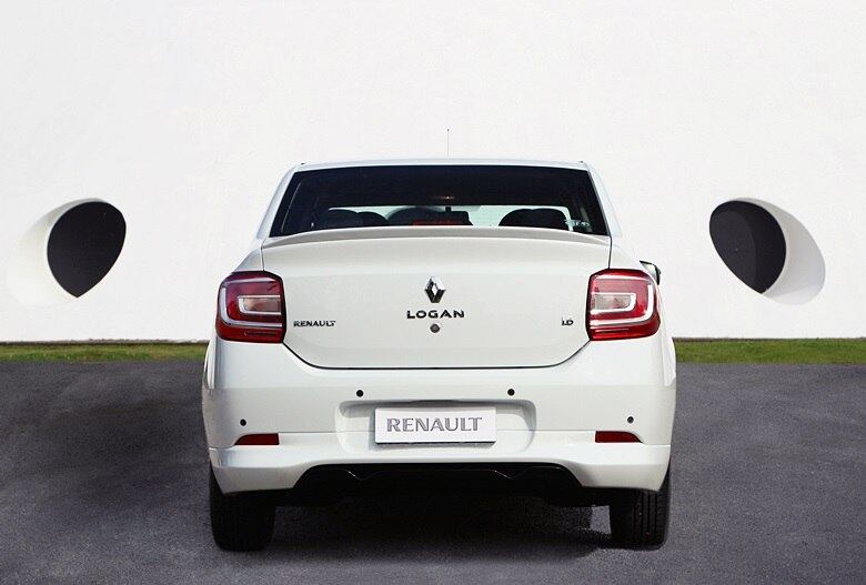 1 — Design

"Uau, esse é o novo Logan?". Esta foi a reação de alguns amigos quando comentei sobre a nova geração do sedã da Renault. O visual sem dúvida é um dos principais destaques. Mudou para (muito) melhor. As linhas agora seguem o novo padrão de design da marca francesa. Para ficar chique, cromados foram aplicados nos faróis, lanternas e pela carroceria. Não há nada do antigo Logan. Só que os velhos atributos do carro foram estrategicamente mantidos

Saiba tudo sobre carros! Acesse www.r7.com/carros
