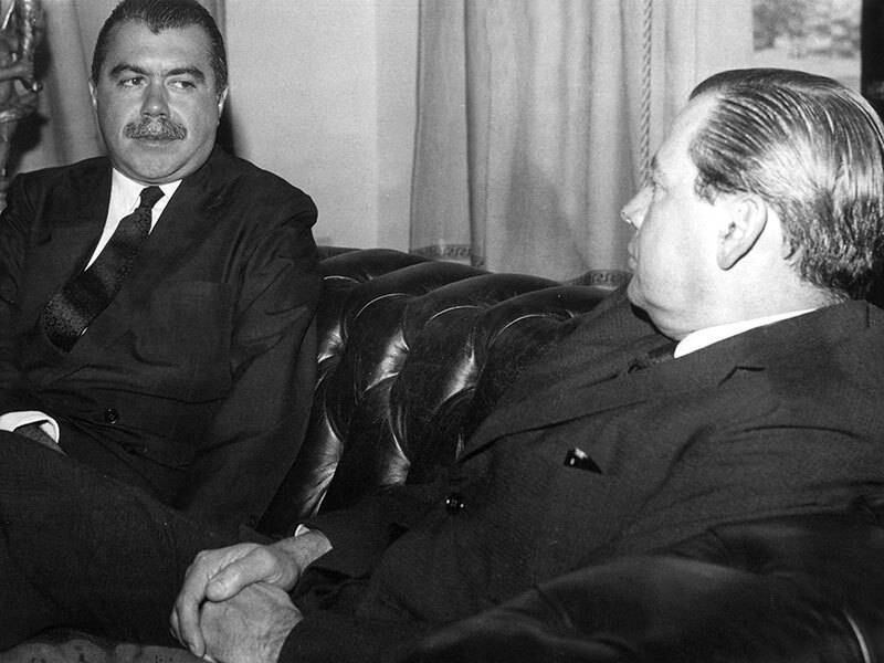 Em seu mandato de estreia no Congresso Nacional, o hoje senador José Sarney discursou em defesa do AI-5, ato institucional que recrudesceu o regime ditatorial. Anos depois, ele viria a se transformar no primeiro presidente da República após a redemocratização