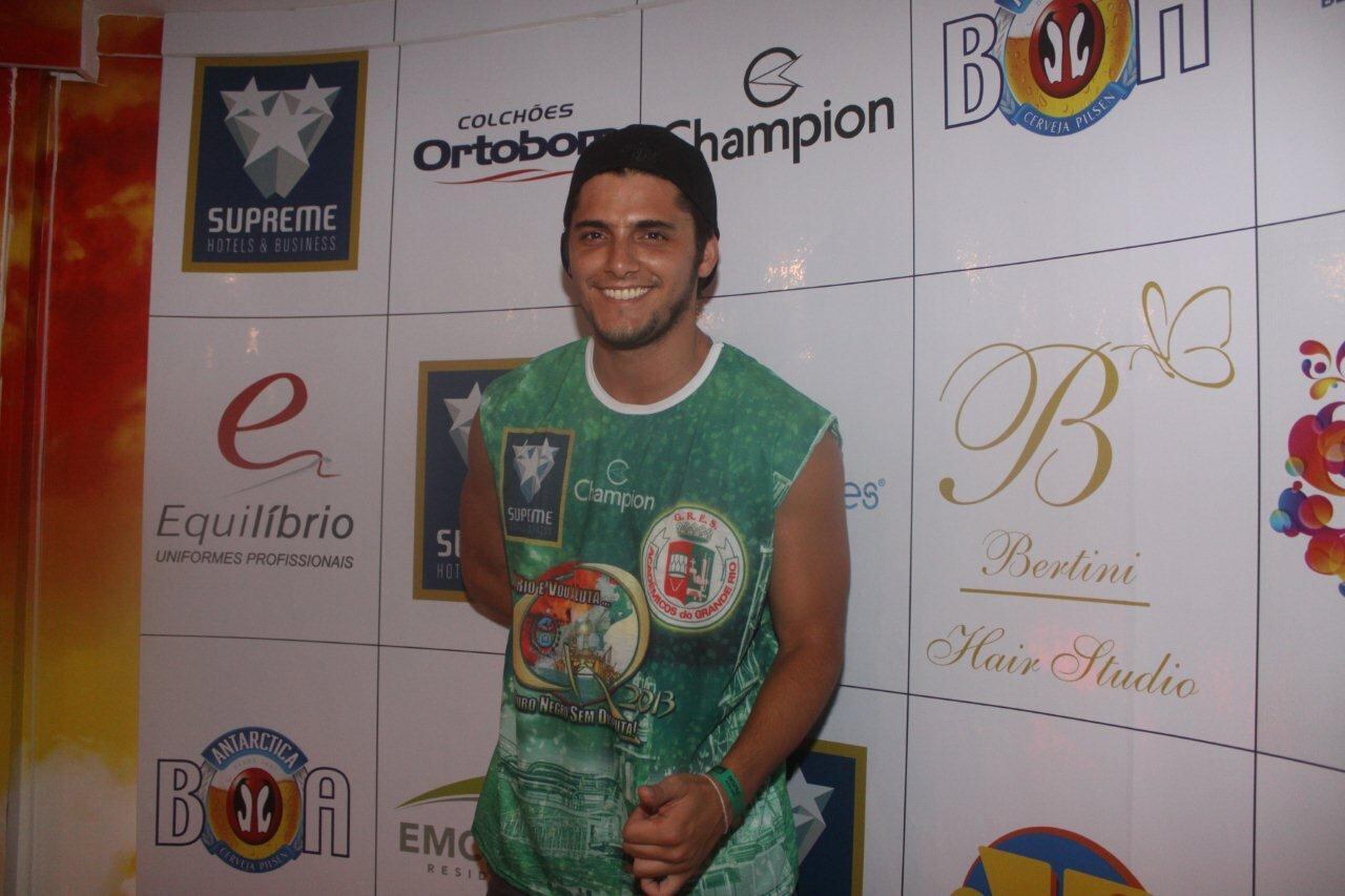 A pegação de Gissoni com a atriz não durou muito... Depois dos beijos, o ator partiu para outro camarote. Isso que é espírito carnavalesco!