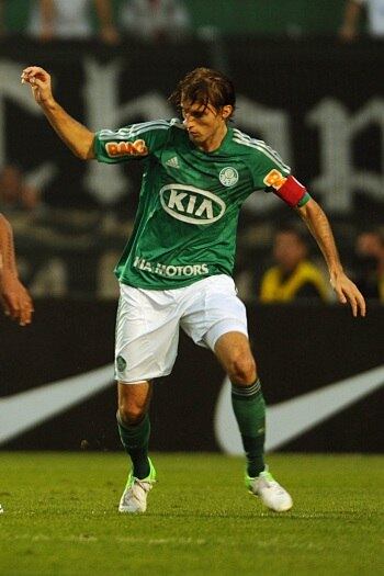 



Outro atleta do elenco alviverde que já foi convocado neste
ano é o zagueiro Henrique. O defensor, que chama atenção pela sua raça dedicada
dentro do campo, foi chamado para o amistoso contra o Chile realizado no
Mineirão. Entretanto, por conta das oitavas de final da Libertadores, o atleta
acabou sendo dispensado da seleção

