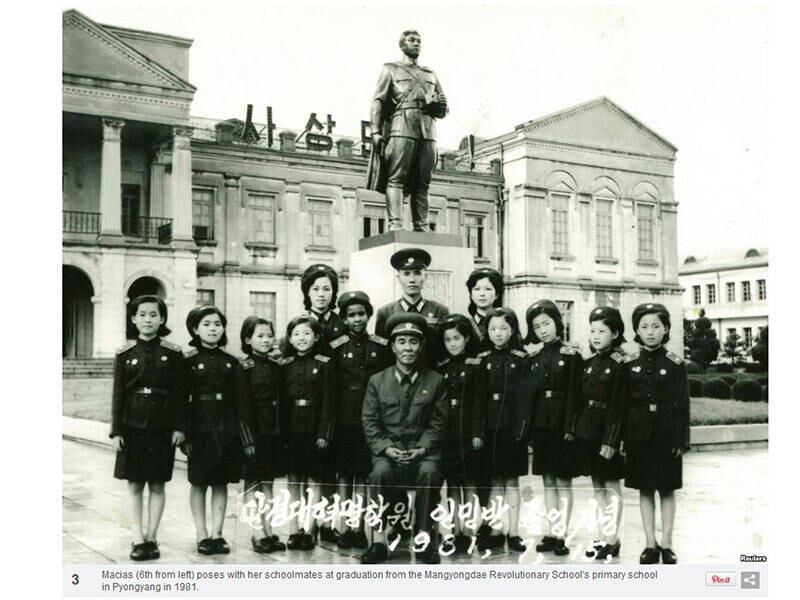 Macías aparece com sua turma, durante a graduação na
Escola Revolucionária Mangyongdae, de educação primária, em 1981 
