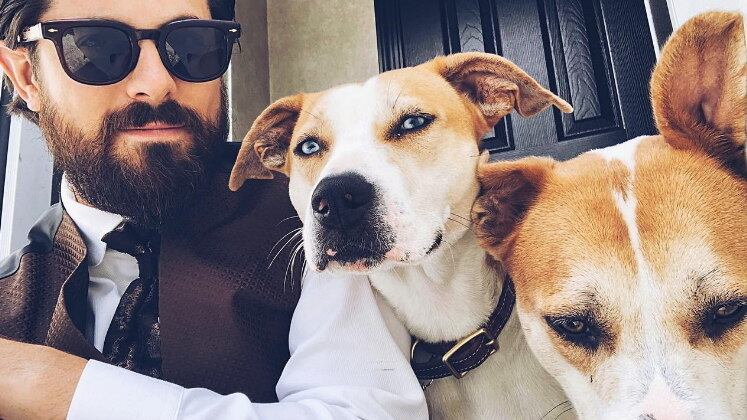 Uma internauta brasileira não resistiu ao show de fofura e convidou Chris para visitar o Brasil e se hospedar na casa dela com os cães! Serviço de pet friendly? Temos! 