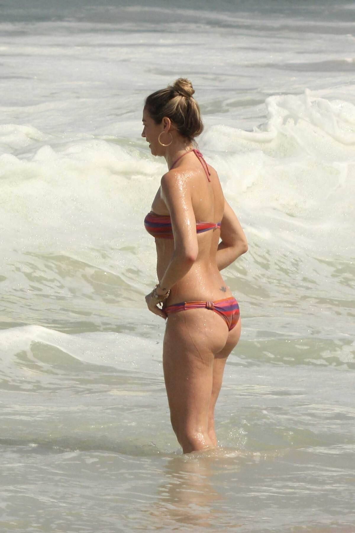 Casal aproveitou o bom tempo para da um mergulho no mar