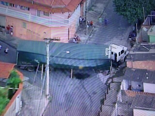 A carreta está vazando óleo