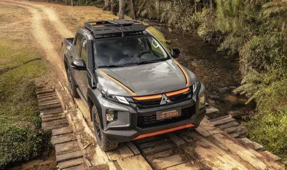 Mitsubishi L200 alusiva ao Rally dos Sertões