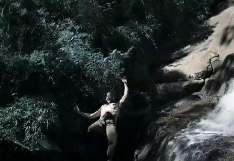 O cerco está se fechando para os montanhistas de Sem Volta. Após o desaparecimento de João e a morte de Inês, o grupo luta para sobreviver sabendo que, além da fome, frio e sono, eles precisam enfrentar a morte todos os dias. No episódio desta segunda-feira (16), Sapo foi deixado para trás enquanto o grupo segue adiante para tentar encontrar socorro. Yordi, que também foi deixado, se jogou do alto de uma cachoeira. Confira a seguir