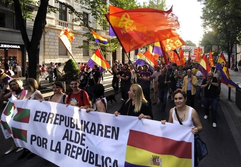Protestos similares ocuparam as ruas de dezenas de cidades espanholas. Os dois maiores partidos do país — o conservador Partido Popular (no poder) e o Partido Socialista — apoiam a monarquia, mas alguns grupos menores querem aproveitar o debate sobre a lei que regulamentará a abdicação para pedir um referendo