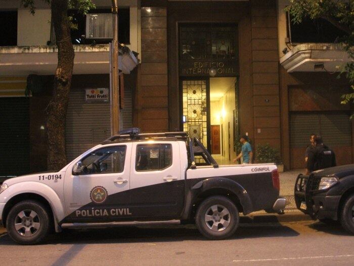 Policiais
civis iniciaram na quinta-feira (31) uma operação contra a cúpula do jogo do
bicho no Estado do Rio de Janeiro. Entre os alvos estava a sede da Liesa (Liga
Independente das Escolas de Samba), que organiza os desfiles das agremiações do
Grupo Especial na Marquês de Sapucaí, e o apartamento de um dos capos da
contravenção em um bairro nobre de Niterói, na região metropolitana. Leia mais