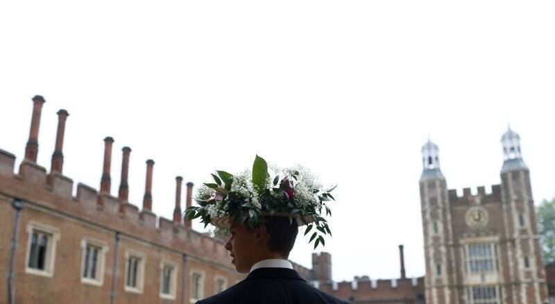 Um estudante do colégio
Eton, escola para garotos fundada em 1440, usa um chapéu com flores em
homenagem ao aniversário de George III, no sul da Inglaterra