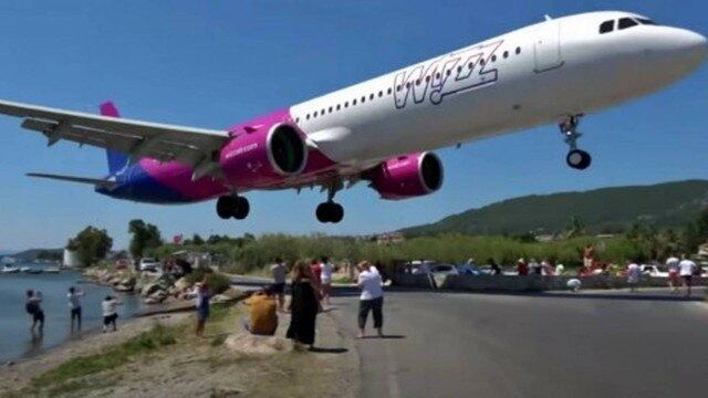 Pessoas que acompanhavam a chegada do Airbus próximos da pista
se abaixaram