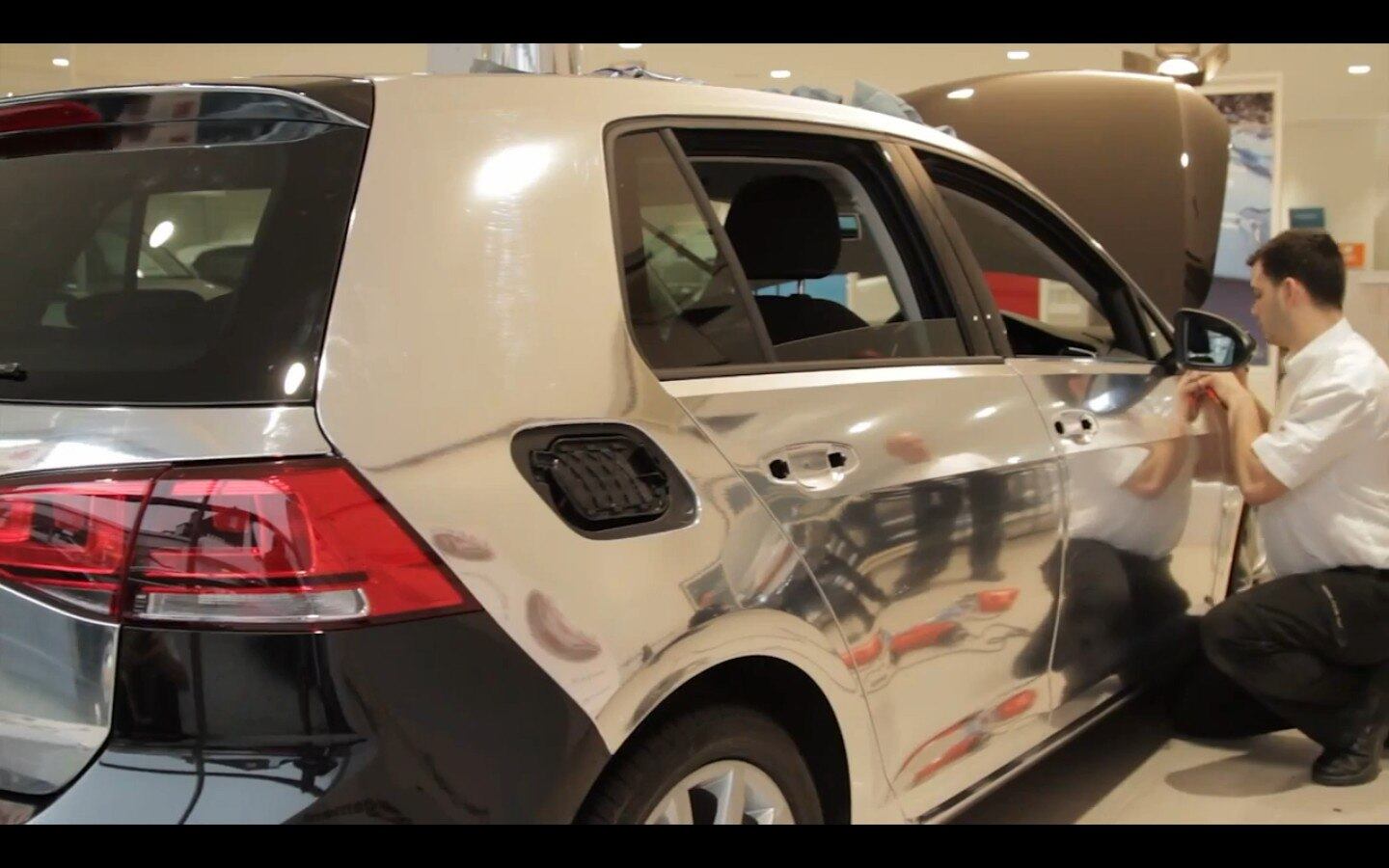 Pequenos componentes, como a tampa de combustível, são retirados e adesivados fora do carro
VEJA TAMBÉM
> RAM faz picape enfurecida para divulgar novo filme do Super-Homem
> Direto da idade da pedra: carro do filme Os Flintstones movido com os pés vai a leilão
Quer saber tudo sobre carros? Acesse R7.com/carros