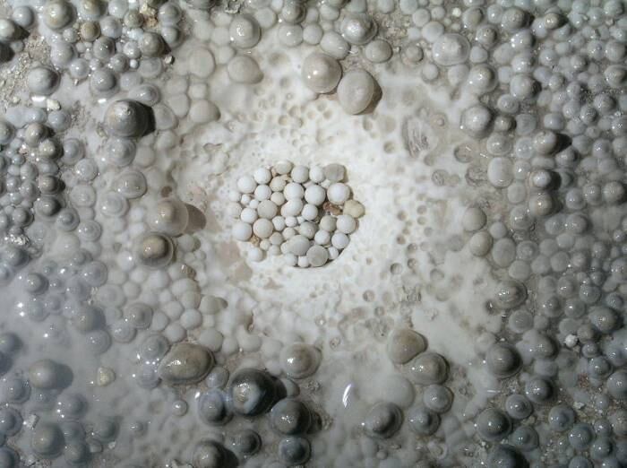 Acima, detalhe da parede de pérolas da Son Doong