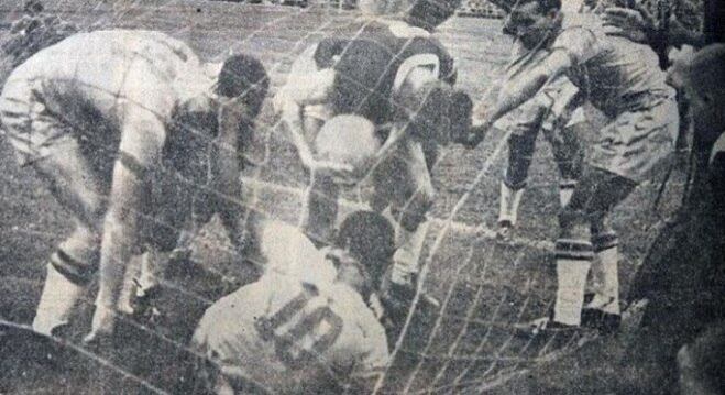 Pelé se enrola nas redes após marcar o primeiro gol dele pelo Brasil em Copas