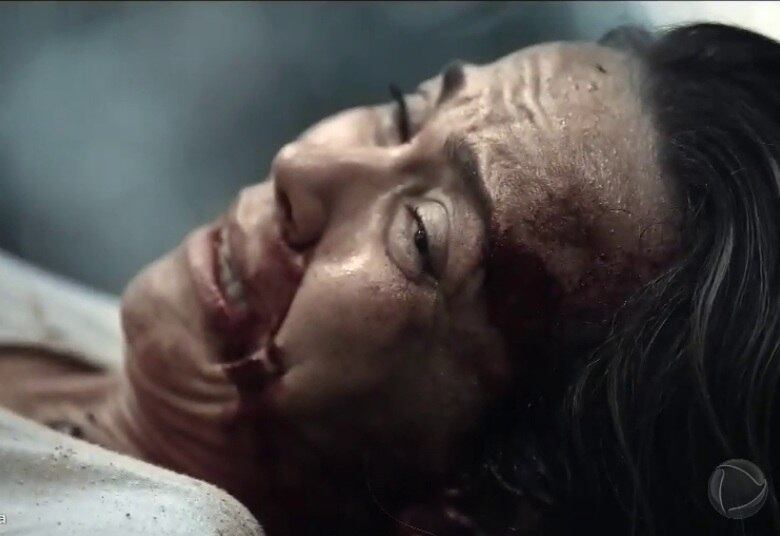 A personagem Inês enfrentou uma morte terrível em Sem Volta nesta quinta-feira (12). Após sobreviver de uma queda gravíssima, ela sofreu um ataque fatal de uma onça. Os montanhistas tentaram salvar a guia, sem sucesso