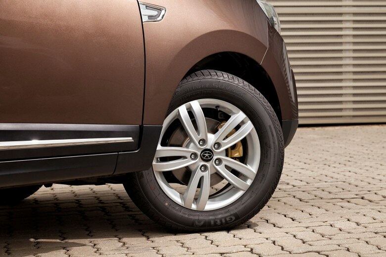 A tração é sempre dianteira (4X2), o que confirma a proposta urbana do T6. Ainda assim, o modelo oferece suspensão elevada e independente nos dois eixos, com braços múltiplos na traseira e bom vão de altura em relação ao solo. Os freios também agradam, com discos ventilados nas quatro rodas