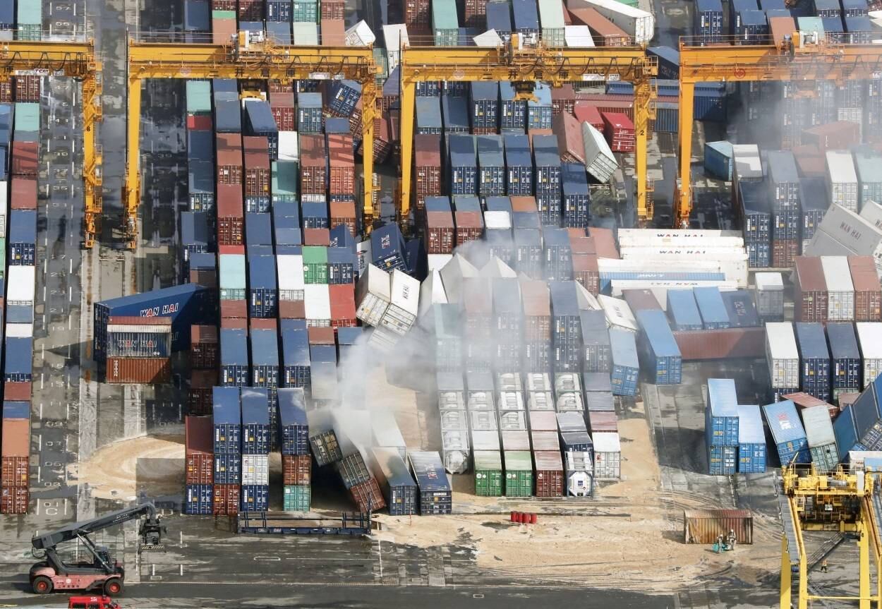 Alguns dos contêineres pegaram fogo depois de serem carregados e se chocarem uns com os outros no porto de Kobe.