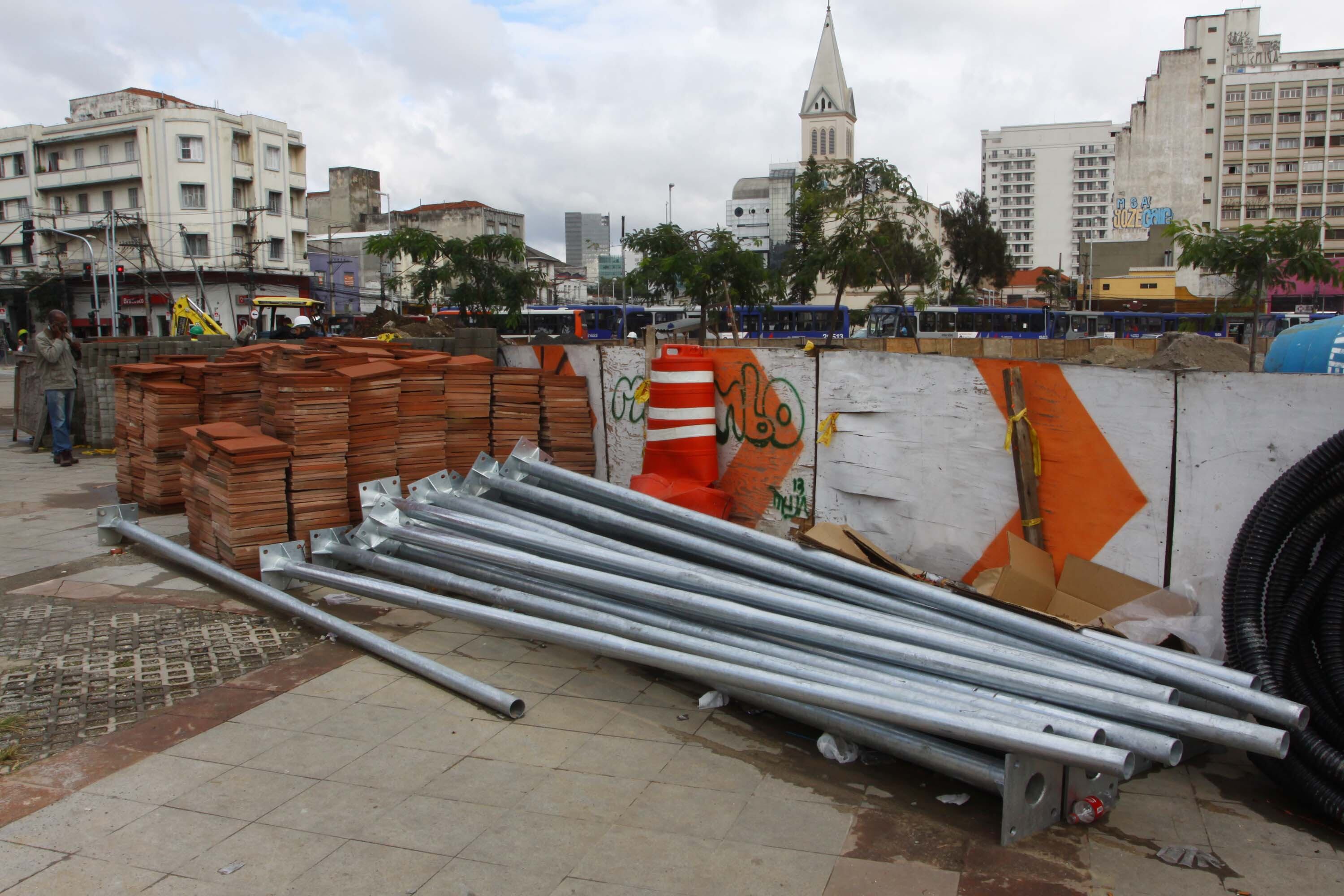Materiais de construção durante obra no Largo da Batata em Pinheiros, zona oeste de SP, na manhã desta segunda-feira (17)