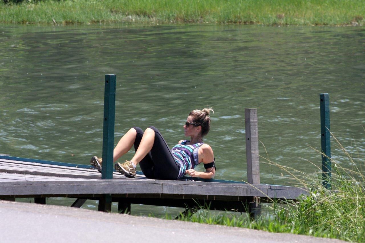 Juliana Didone tem dia de malhação em meio a natureza