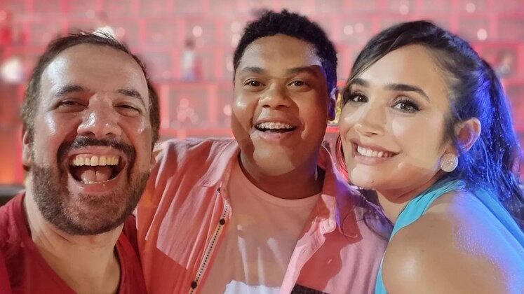 Que tal aquecer com uma boa selfie para registrar a repescagem? Ao lado de Paloma Marques e Ricardo Hora, Henrique The Falla fez aquele fotão no palco da atração e abriu o sorriso. Diversão que fala, né?