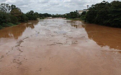 Governador Valadares (MG) precisou suspender o abastecimento de água após o rio Doce ser poluído com lama de barragem