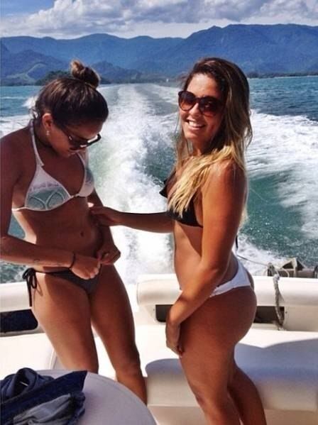 Como você pode ver, é outra beldade que vive curtindo a vida ao lado das amigas