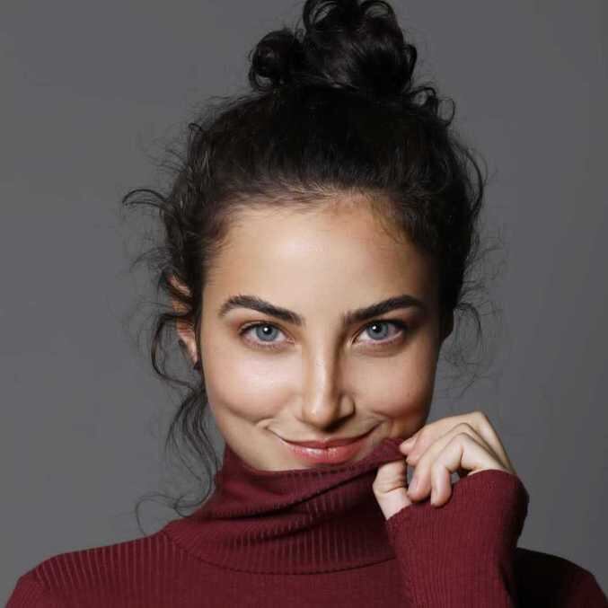 Atriz Natália Ferrari estreia na TV na série Reis