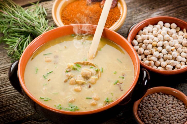 Coma mais sopas

Adicione uma sopa à base de caldo em seu dia e você vai ter uma refeição com menos calorias. Sopas são especialmente úteis no início de uma refeição, pois retarda a sua alimentação e reduz o apetite. Comece com um caldo de baixo teor de sódio ou sopa enlatada, adicione legumes e deixe ferver. Cuidado com as sopas cremosas, que podem ser ricas em gordura e calorias.

