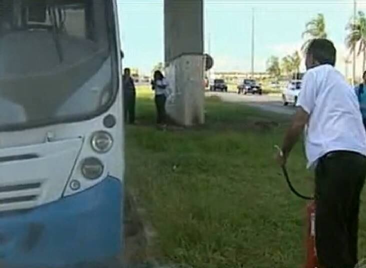 Até chamas já foram registradas dentro de ônibus no Entorno do DF. Um veículo lotado que fazia a linha Jardins – Luziânia pegou fogo em pleno trajeto. Logo que percebeu a fumaça, o motorista parou o ônibus, pegou o extintor para controlar o fogo e mandou todos os passageiros descer do veículo. Os passageiros ficaram assustados e deixaram o ônibus rapidamente. Ninguém ficou ferido. A causa do incêndio não pode ser identificada, mas segundo o motorista houve um vazamento do óleo. Leia a matéria



