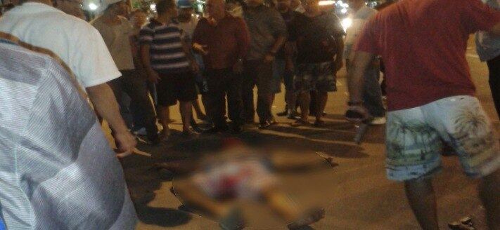 Curiosos cercaram o corpo do criminoso, após a troca de tiros na Tijuca
