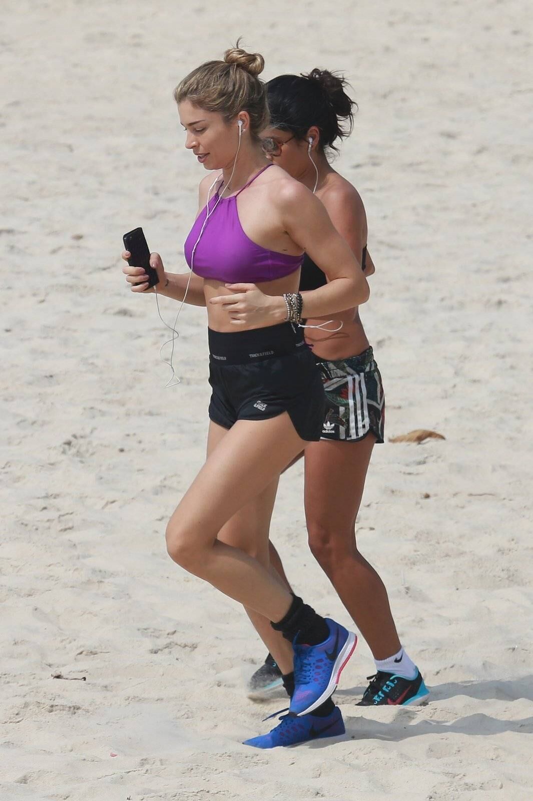 Grazi Massafera exibe corpão durante corrida na praia