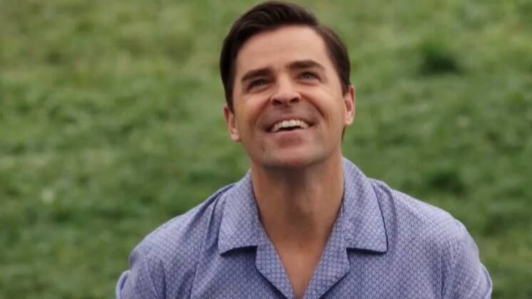 A alegria foi tanta que o rapaz saiu de casa, ainda de pijama, para contar a novidade a todos de Hope Valley. "Nós vamos ter um bebê!", gritou Lee.