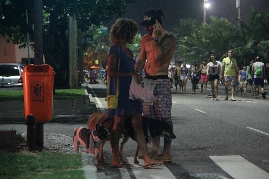 Sheron não notou a presença do paparazzo, já que nenhuma vez olhou para a câmera