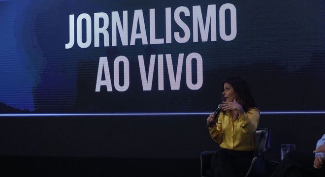 Adriana Araújo mediou o debate sobre jornalismo ao vivo na RecordTV