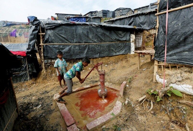 Os filhos têm que colaborar com a vida no campo de refugiados. Acima, o irmão de Nur, Abdul Hafes, de 10 anos enche um recipiente com água potável com uma bomba, perto de seu abrigo em Bangladesh

Mianmar: refugiados fogem de massacre de bebês e estupros



